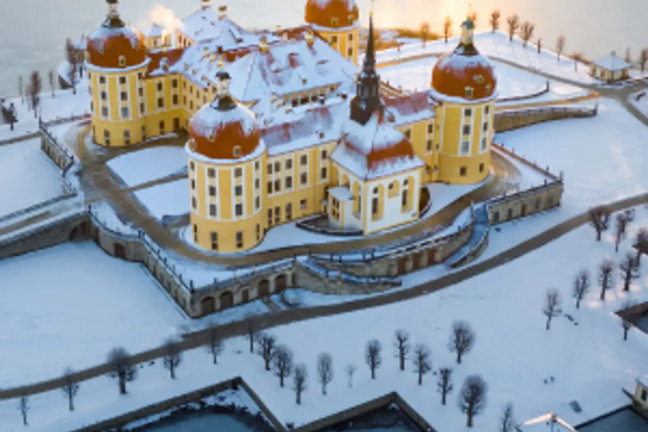 Blick auf Schloss Moritzburg mit Schnee und Sonne