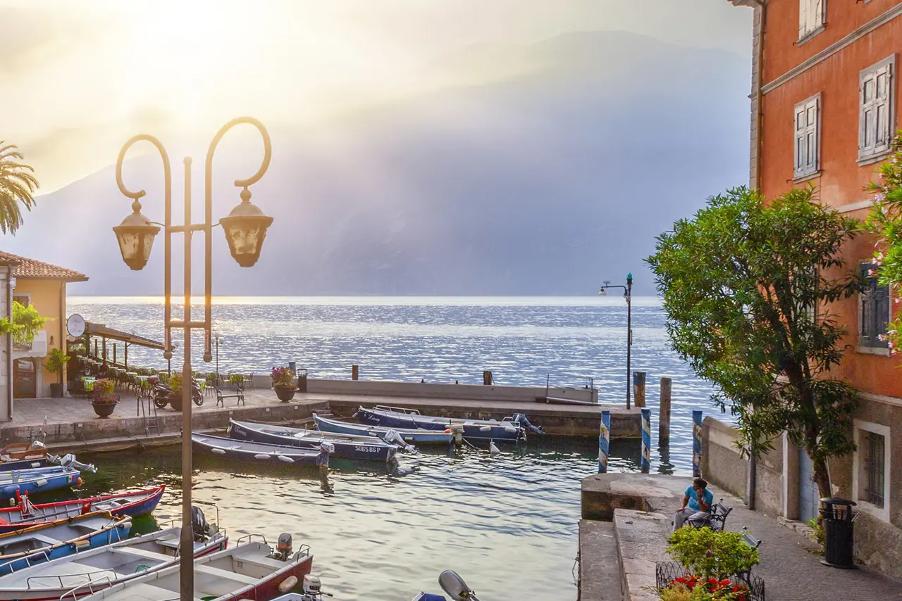 Boote am Gardasee im Hafen Sonnenuntergang