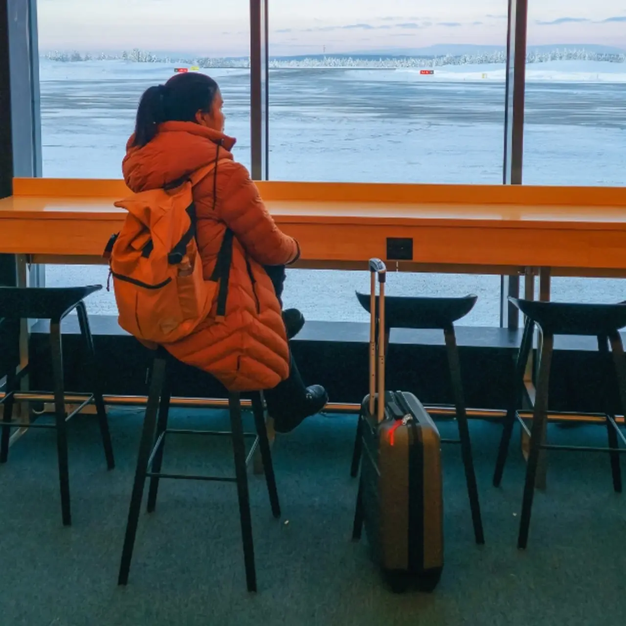 warten Winter Airport Frau Boarding Koffer