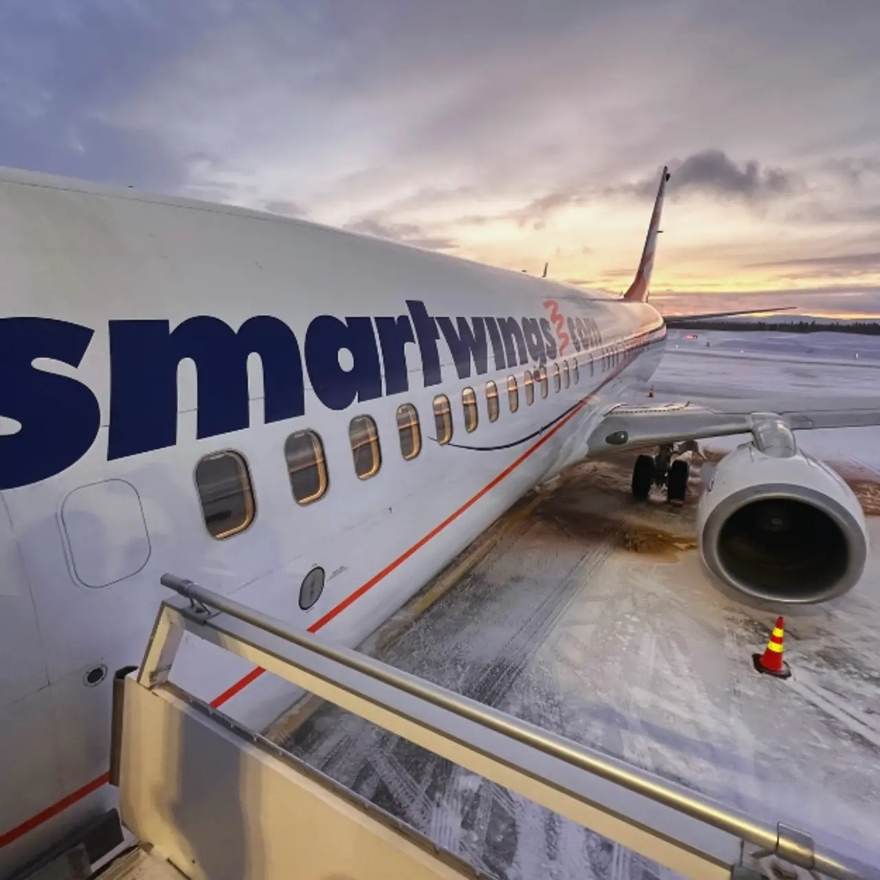 Smartwings Flugzeug Winter Schnee Sonnenlicht