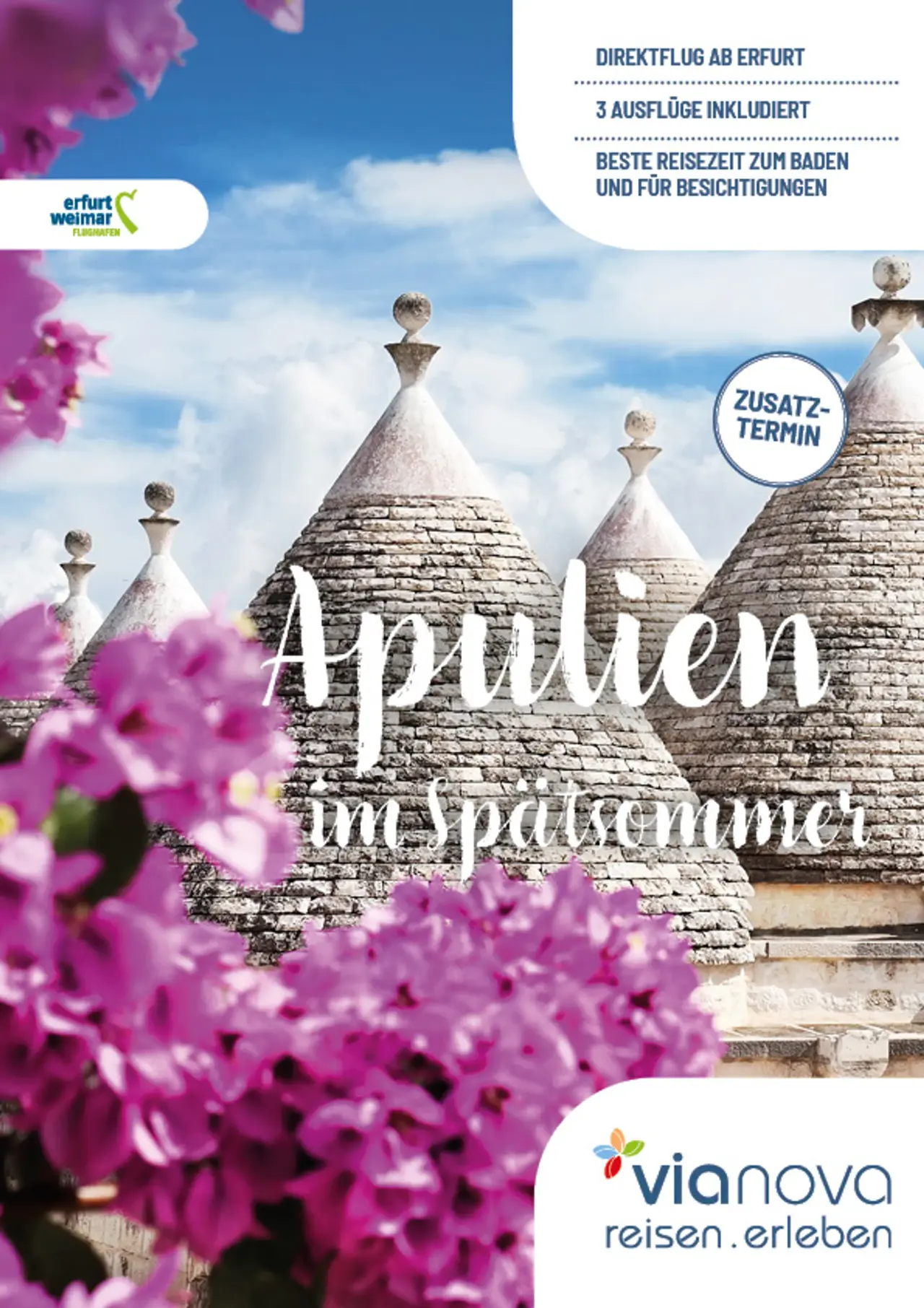 Trulli und Blüten in Apulien im Spätsommer
